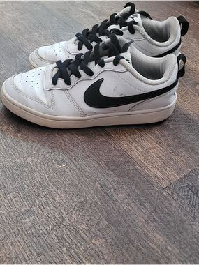 Nike Men’s White and Black Low Top Sneakers with Swoosh